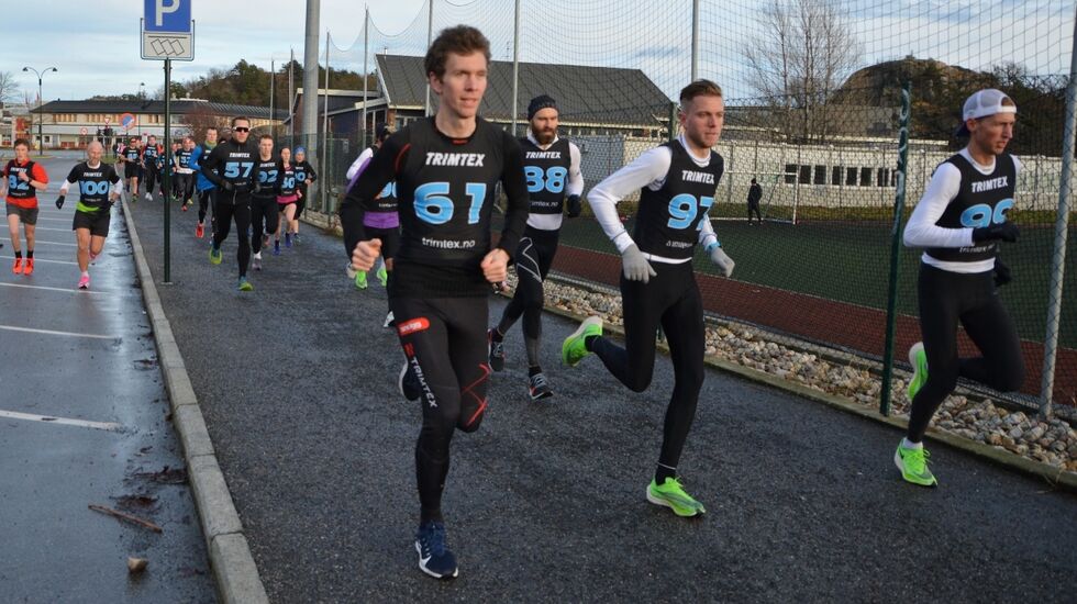 Like etter start på 10 km med vinneren 99 Kristian Tjørnhom lengst til høyre og andremann 61 Vegard Danielsen lengst til venstre. (Foto: Ivar Gogstad)