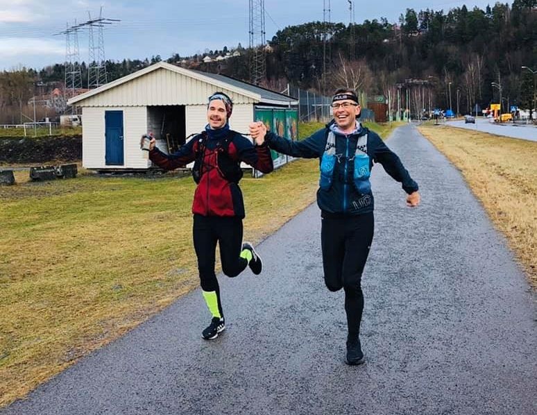 Svein-Erik Bakke og Magnus Thorud løp sammen de siste 30 kilometerne av ultraløpet, og krysser målstreken hånd i hånd. (Privat foto)
