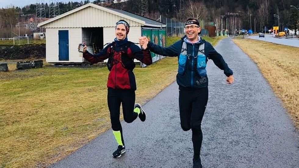 Svein-Erik Bakke og Magnus Thorud løp sammen de siste 30 kilometerne av ultraløpet, og krysser målstreken hånd i hånd. (Privat foto)