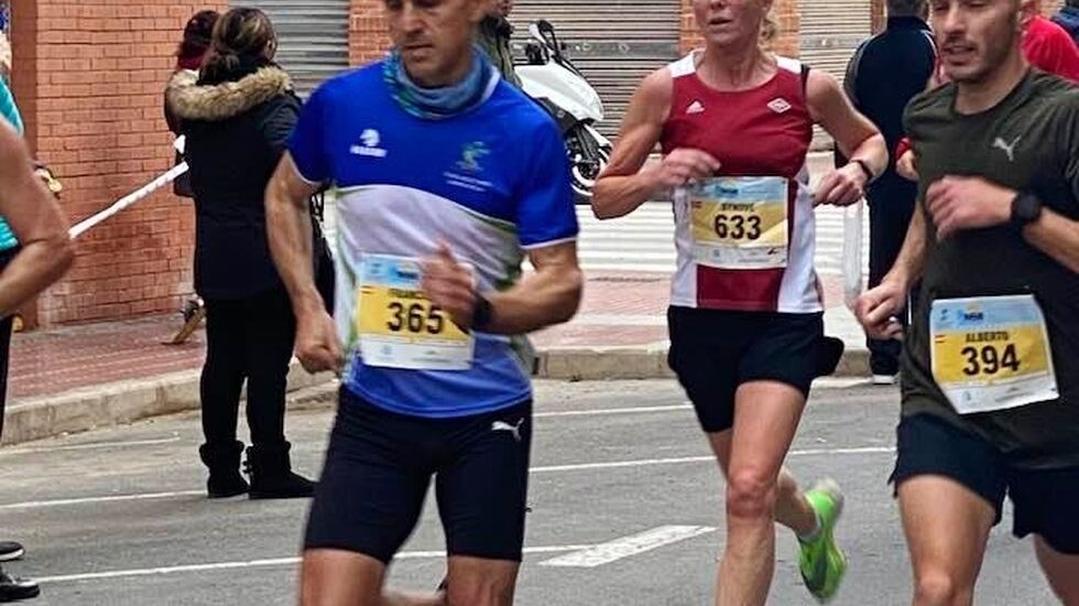 Synøve Brox setter stadig nye rekorder, her fra Santa Pola der  60-åringen sist helg løp halvmaraton på 1:24:29. (Foto: Jack Waitz)