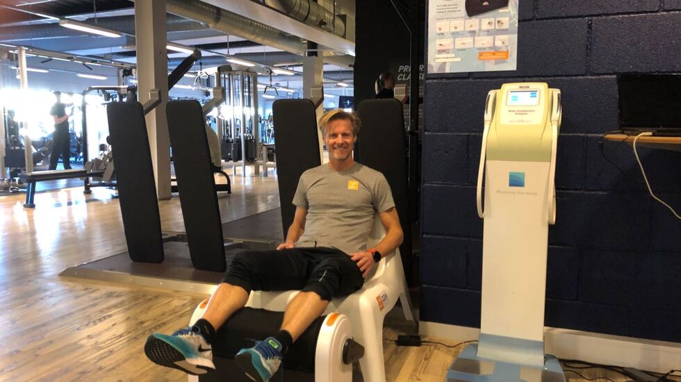 Selvdrevet massasjerulle: Gründer Jan Gisle Berger sitter med beina over sitt selvutviklede massasjeapparat, Z-rolleren, og får massasje. Endelig har han vitenskaplige resultater å vise til. (Foto: Zen Products)