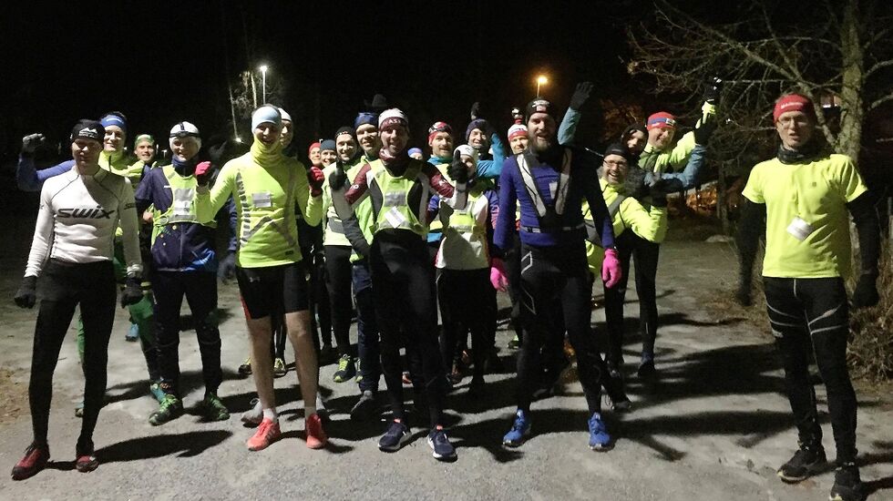 Løpssugne vinterjoggere klare for årets første karusell ved Prestrudhallen. (Foto fra Gå-joggens facebookside)