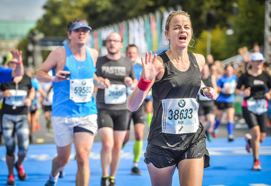 Et gjennomtenkt og godt program kan være nyttig når en skal løpe maraton. Her ser vi artikkelforfatter Anja Vaskinn nærme seg mål under Berlin Marathon i 2018. (Foto: sportograf.com)