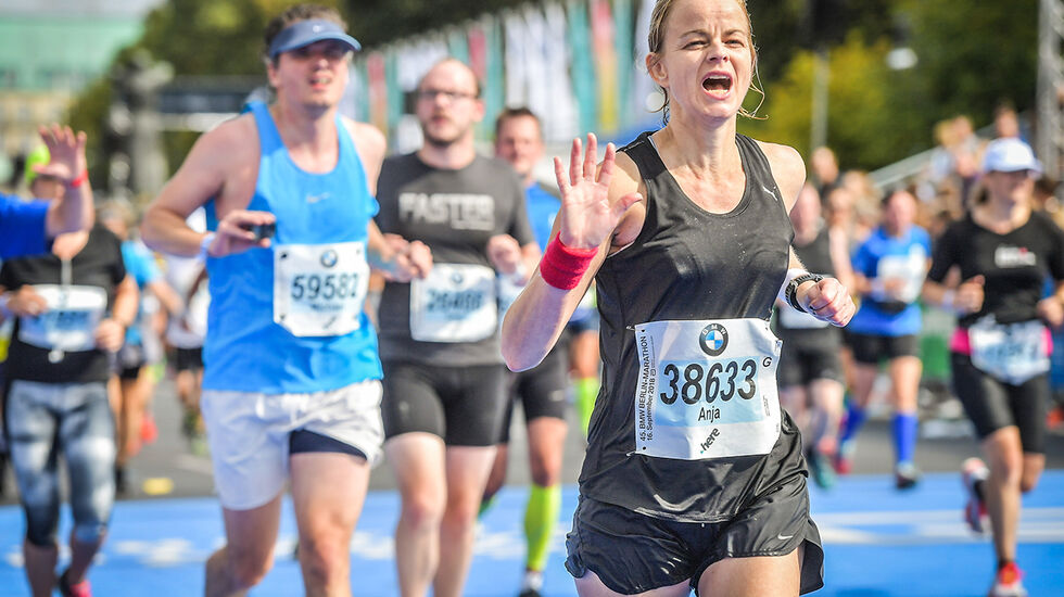 Et gjennomtenkt og godt program kan være nyttig når en skal løpe maraton. Her ser vi artikkelforfatter Anja Vaskinn nærme seg mål under Berlin Marathon i 2018. (Foto: sportograf.com)
