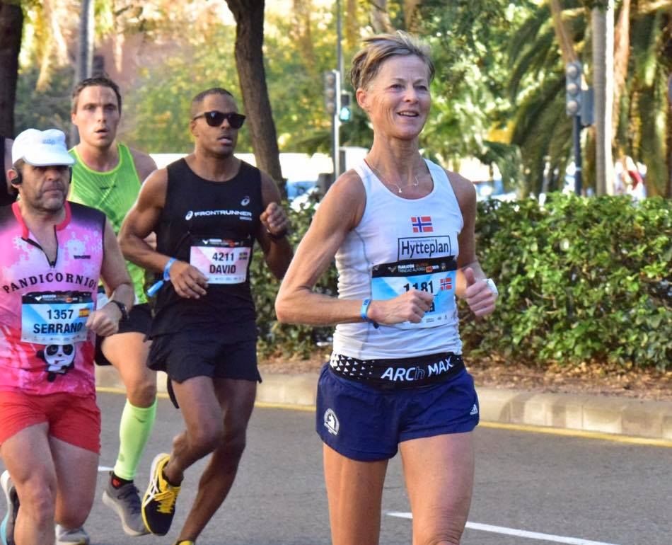 Nina Wavik manglet ett sekund på å toppe halvmaratonlista i 2019. Bildet er fra Valencia Marathon. (Privat foto)