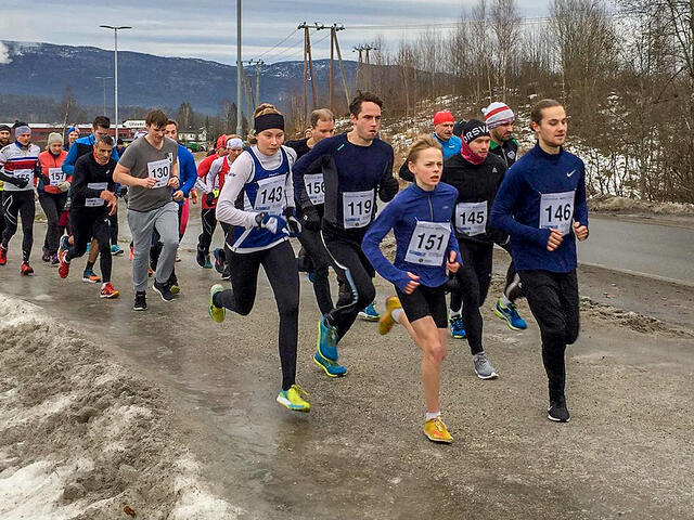 Ut fra start, Oddmund Søgnen og Torleiv Hedegart i front.