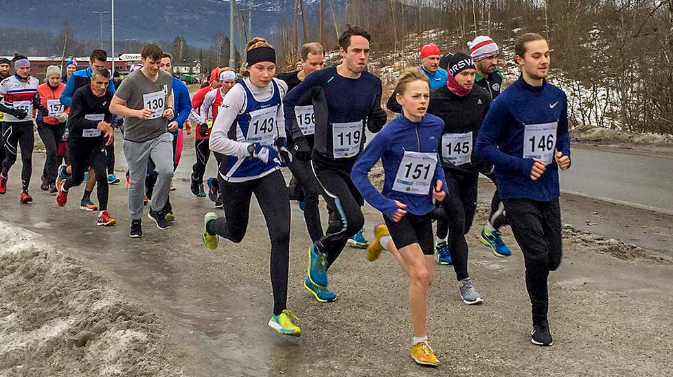 Ut fra start, Oddmund Søgnen og Torleiv Hedegart i front.