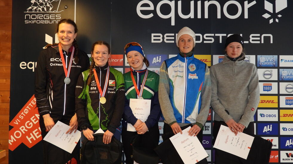 De fem beste i i D21 (fra v): Anna Ulvensøen, Nydalens SK (2)  Evine Westli Andersen Løten o-lag (1), Tilla Farnes Hennum, Lierbygda OL (3) Andrine Benjaminsen, Lillomarka OL (4) og Synne Strand, Lierbygda OL (5). (Foto: Stein Arne Negård)