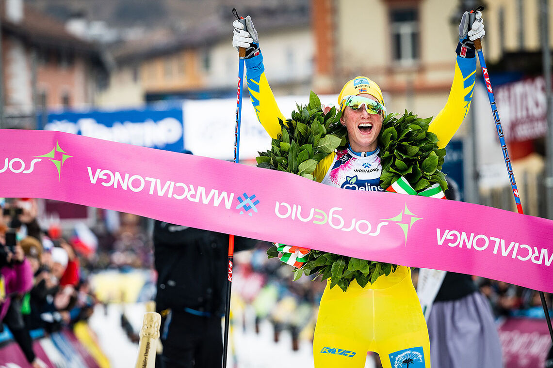 Kari Vikhagen Gjeitnes jubler for seier i fjorårets Marcialonga. 31. januar er det klart for årets utgave, den 48. i rennets historie.(Foto: Visma Ski Classics)