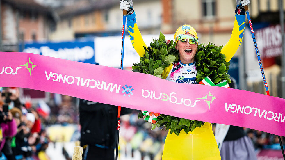 Kari Vikhagen Gjeitnes jubler for seier i fjorårets Marcialonga. 31. januar er det klart for årets utgave, den 48. i rennets historie.(Foto: Visma Ski Classics)