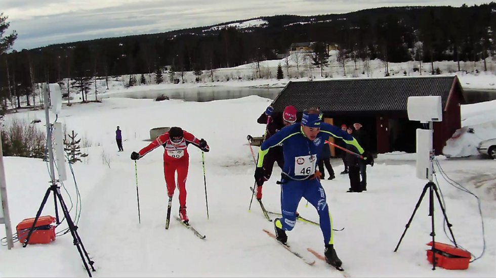 Svenke Axel Bergsten (46) hårfint foran  landsmennene Markus Jönsson (80) og Adam Steen ved Søre Osen samfunnshus lørdag. (Målfoto: EQ Timing)).