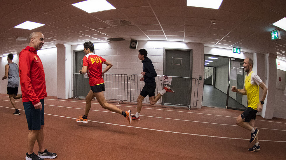 Hassan Bouka er trener for mosjonsgruppa i BUL og pleier enten å følge med fra sidelinjen, som her innendørs på Bislett, eller være med på treningen selv. (Foto: Bjørn Johannessen)