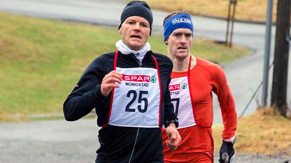 Knut Magne Hauge kom seg akkurat såvidt foran Jo-Harald Færø da det ble spurtet om seieren i Eikanger Vinterkarusell