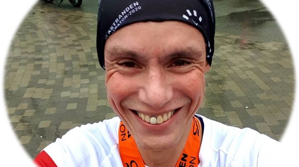 Tim var på Solastranden Halvmaraton i januar, der traff han både på løpere og ildsjeler. (Privat foto)
