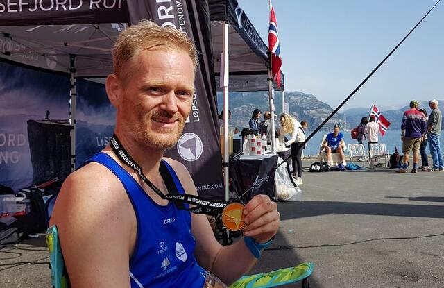 Simen Holvik hadde veldig stor framgang i 2019-sesongen, men har betydelig tøffere målsetting for de neste årene. Bilder er tatt etter målgang på Lysefjorden Rundt. (Foto: Lysefjord Running)