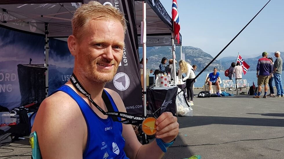 Simen Holvik hadde veldig stor framgang i 2019-sesongen, men har betydelig tøffere målsetting for de neste årene. Bilder er tatt etter målgang på Lysefjorden Rundt. (Foto: Lysefjord Running)