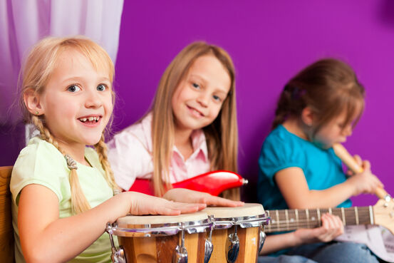 Barn spiller musikkinstrumenter