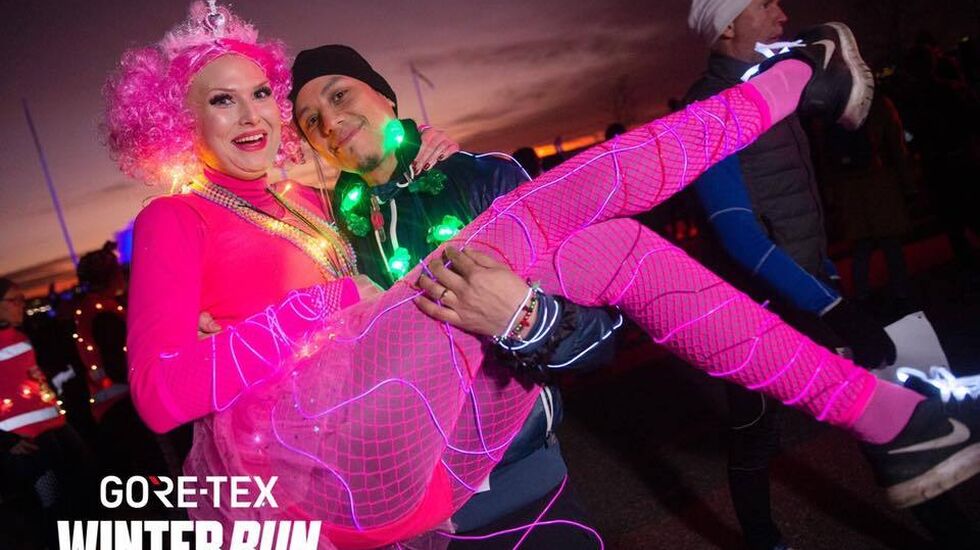 Winterrun oppfordrer deltagerne til å ta på selvlysende klær i sterke farger. (Foto: Gore-Tex Winterrun)