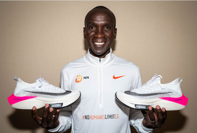 Eliud Kipchoge med skoene han brukte da han ble førstemann som løp maraton under 2 timer. Men hva vil skje med utviklingen av løpesko i framtiden? Blir løping nå en idrett der utstyr kan være avgjørende for utfallet av konkurransene? (Foto: INEOS 1:59 Challenge)