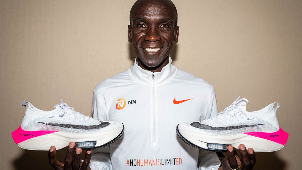 Eliud Kipchoge med skoene han brukte da han ble førstemann som løp maraton under 2 timer. Men hva vil skje med utviklingen av løpesko i framtiden? Blir løping nå en idrett der utstyr kan være avgjørende for utfallet av konkurransene? (Foto: INEOS 1:59 Challenge)