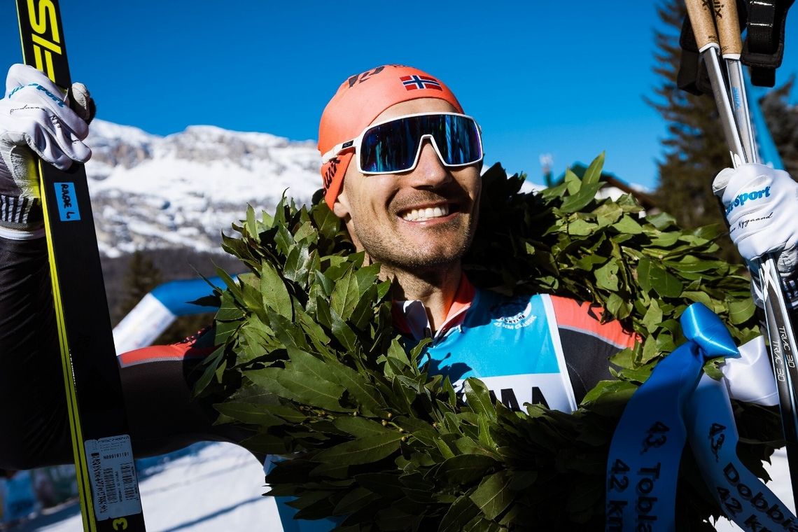 Andreas Nygård med seierskransen, hans tiende i Ski Classics. (Foto: Visma Ski Classics)