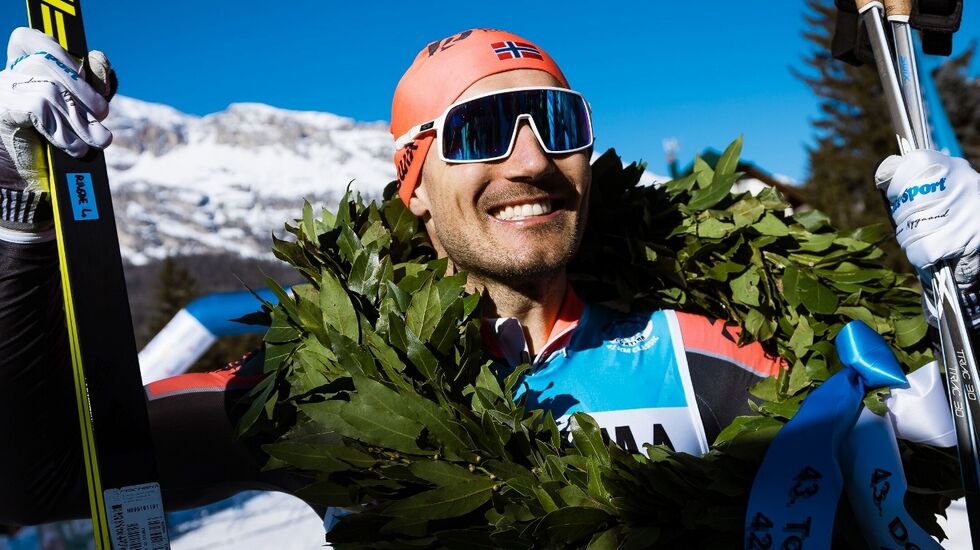 Andreas Nygård med seierskransen, hans tiende i Ski Classics. (Foto: Visma Ski Classics)