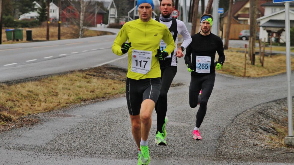 Tettrioen i herreklassen etter 1 km. Vinneren Roger Thompson i gul trøye. (Foto: Olav Engen)