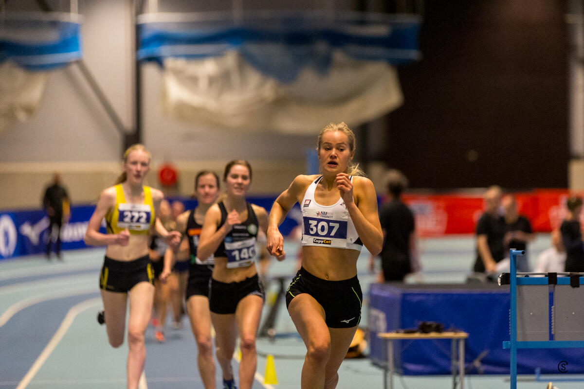 Malin Edland ved runding 200 meter før målgang - hun har distansert konkurrentene og øker ytterligere på den siste runden. (Foto: Sylvain Cavatz)