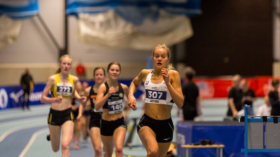 Malin Edland ved runding 200 meter før målgang - hun har distansert konkurrentene og øker ytterligere på den siste runden. (Foto: Sylvain Cavatz)