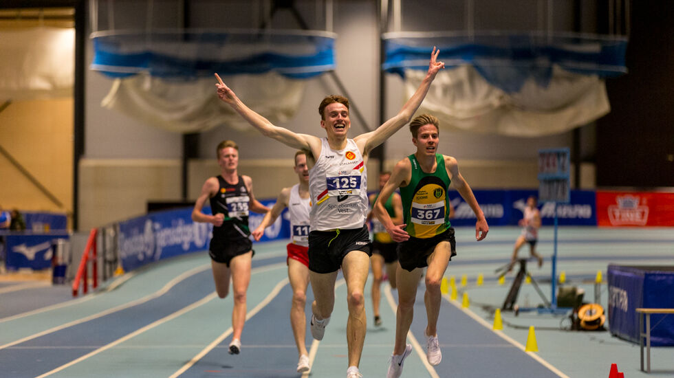 Marius Vedvik jubler for NM-gull etter å ha spurtbeseiret Per Svela. (Foto: Sylvain Cavatz)