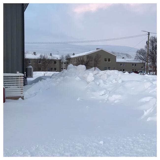 Bildet viser snøhaug plassert vedsiden av kommunal vei
