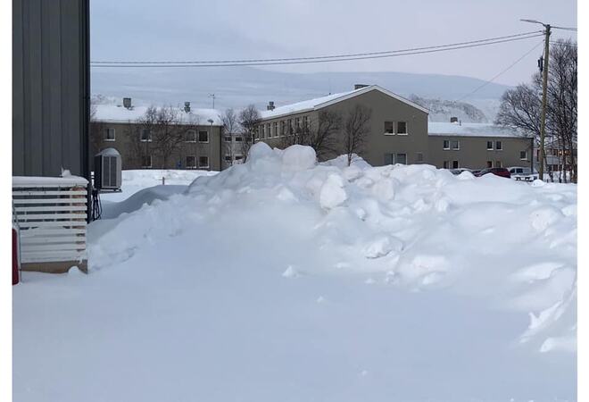 Bildet viser snøhaug plassert vedsiden av kommunal vei
