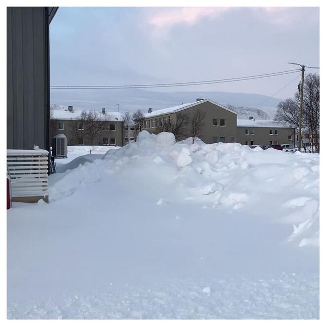 Bildet viser snøhaug plassert vedsiden av kommunal vei