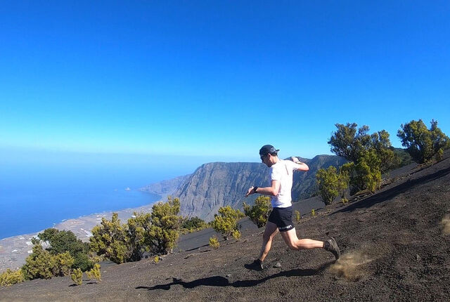 Stian Angermund-Vik på vei ned til mål og seier i Maraton del Meridiano. (Foto: Biel Ràfols)