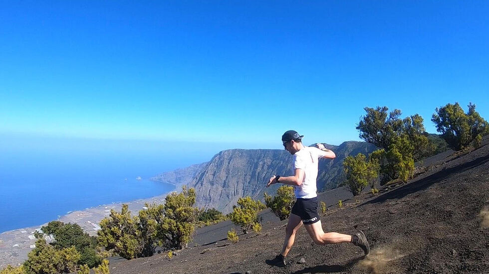 Stian Angermund-Vik på vei ned til mål og seier i Maraton del Meridiano. (Foto: Biel Ràfols)