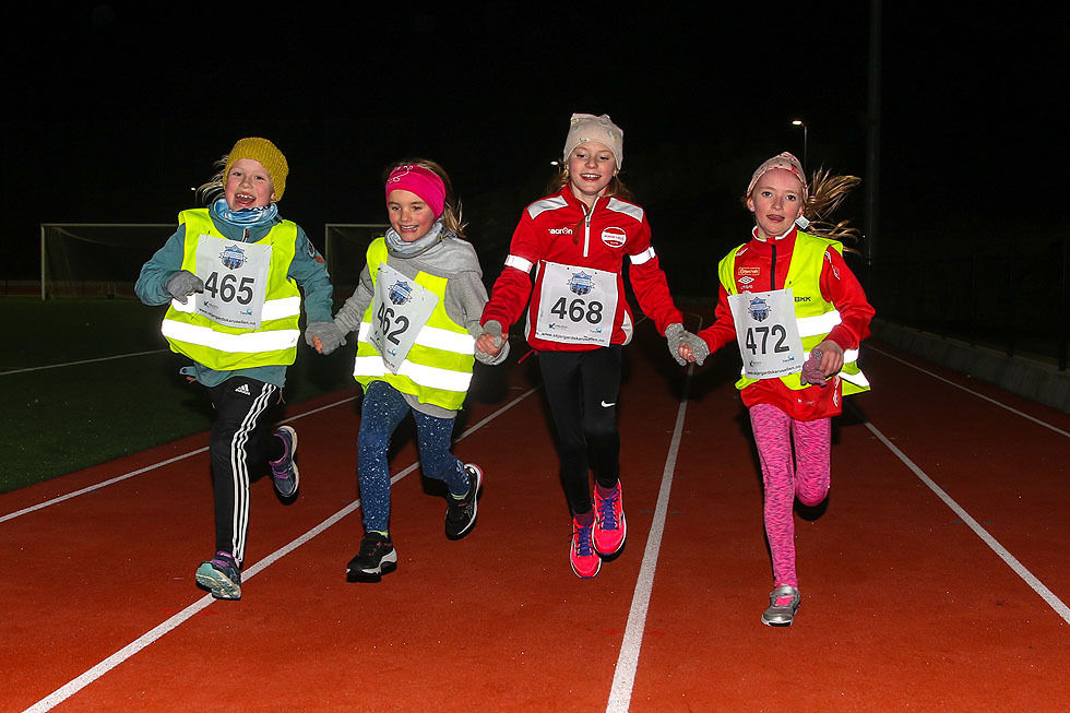 Alva Risnes, Andrine Garlid, Thea Emilie Turøy og Malin Mauland velger å vise samholdet og løper samlet over mål.
