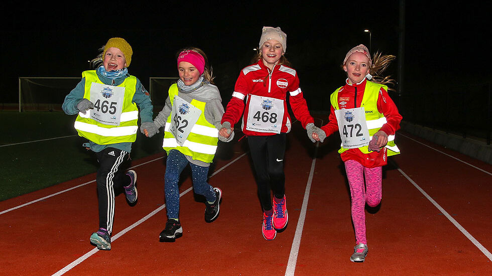 Alva Risnes, Andrine Garlid, Thea Emilie Turøy og Malin Mauland velger å vise samholdet og løper samlet over mål.