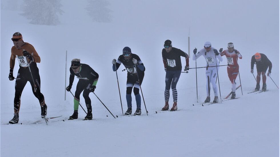 Lotta Udnes Weng (nr. to fra h.) sammen med  seks mannlige løpere på en lang, lang rekke like ved Storåsen etter 25 km. (Foto: Kjell Arild Andersen)