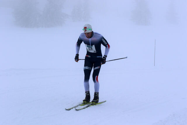 Jørgen Lippert passerte krysset nedenfor Storåsen som førstemann. (Foto: Kjell Arild Andersen)
