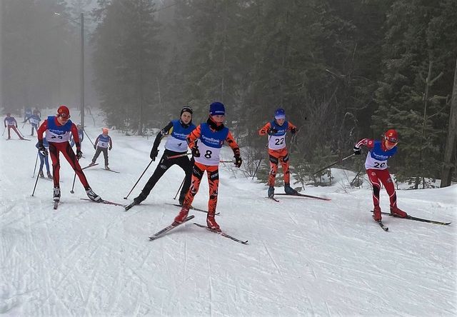 Fra 1. etappe på sprintstafetten i Hernes  for klasse G 11-12 år. (Foto fra Hernes IL's facebookside)