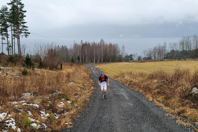 Vinner Paul Raistrick i kulturlandskapet langs Mjøsa. (Foto fra Bérghem Ultraløperklubbs facebookside)