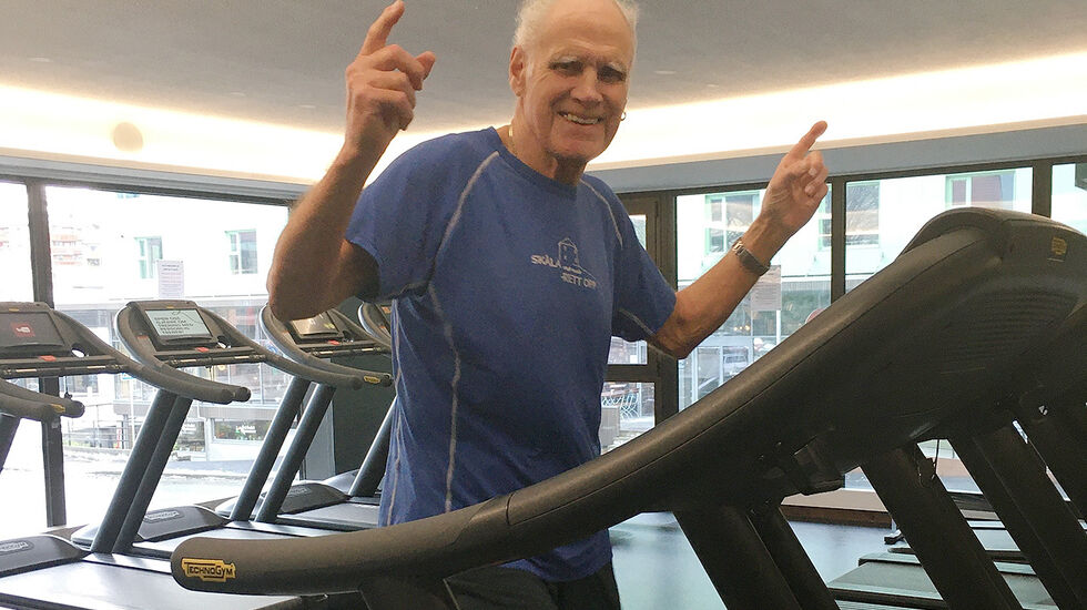 75 år gamle Arnt Ivar Høiberg er i sitt ess når han får trene på Staminas treningssenter, Family Sports Club, i Bergen. (Foto: Charlotte Wulf-Hjørnevik)