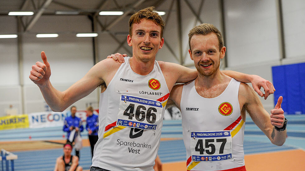 Marius Vedvik jubler sammen med Bjørnar Sandnes Lillefosse som gjorde den viktige og nødvendige harejobben.