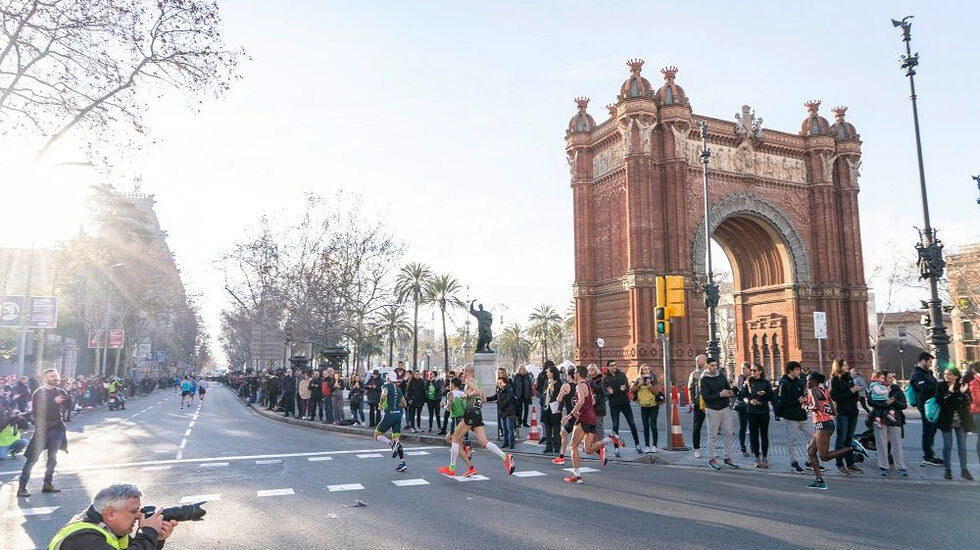 Barcelona er kjent for sine mange severdigheter, og en del av dem kan en også få med seg om en deltar i byens store halvmaratonløp. (Foto: arrangøren)