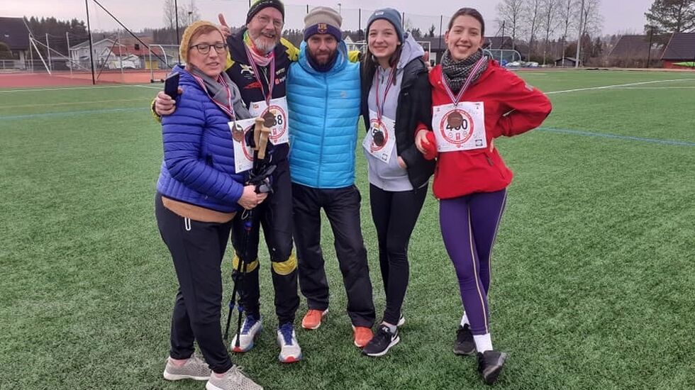 Jan Billy Aas sammen med familien Røstum som stilte sterkt med fire deltagere: Marya, Borge, Gabrielle og Helen. (Arrangørfoto)
