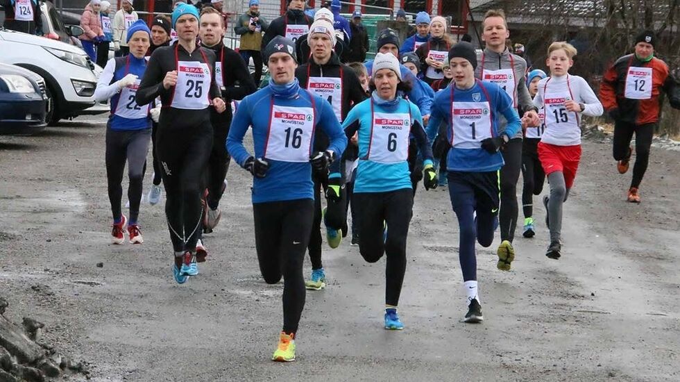 Fra starten med vinnerne Jo Harald Færø (16) og Grethe Jørgensen (6) allerede i tet (Foto: Eikanger IL/Stanley Hauge)