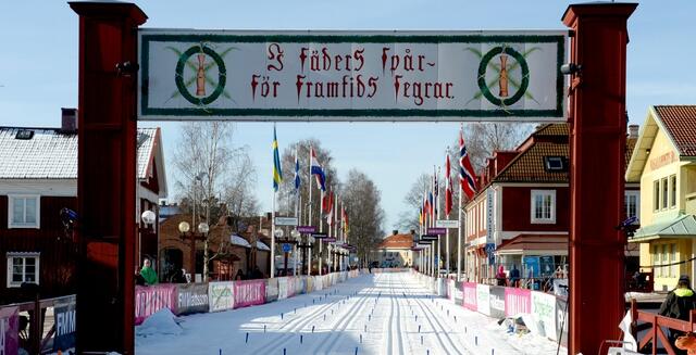 1,5  millioner deltagere har gått i mål under denne portalen, og neste uke blir det omlag 50 000 nye passeringer. (Foto:Vasaloppet)