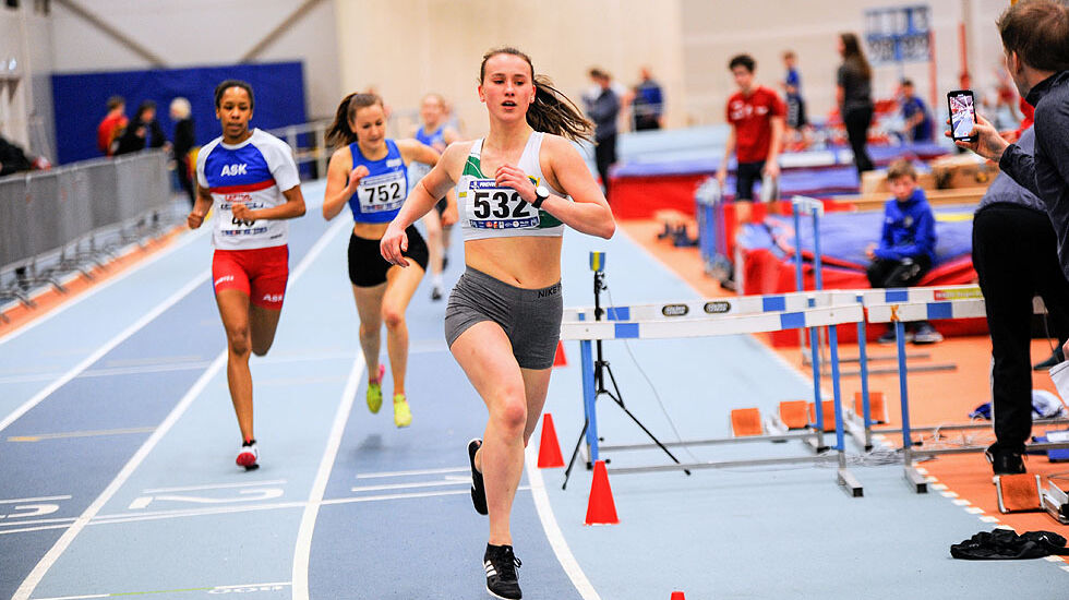 Siri Gamst Glittenberg går først over mål på 600 meter for jenter 16 år og eldre