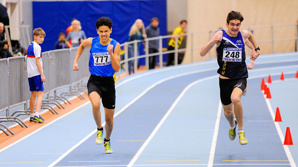 Phillip Morken vinner 600 meter etter en thrillerspurt med Vincent Samuel Gjerde (til venstre).