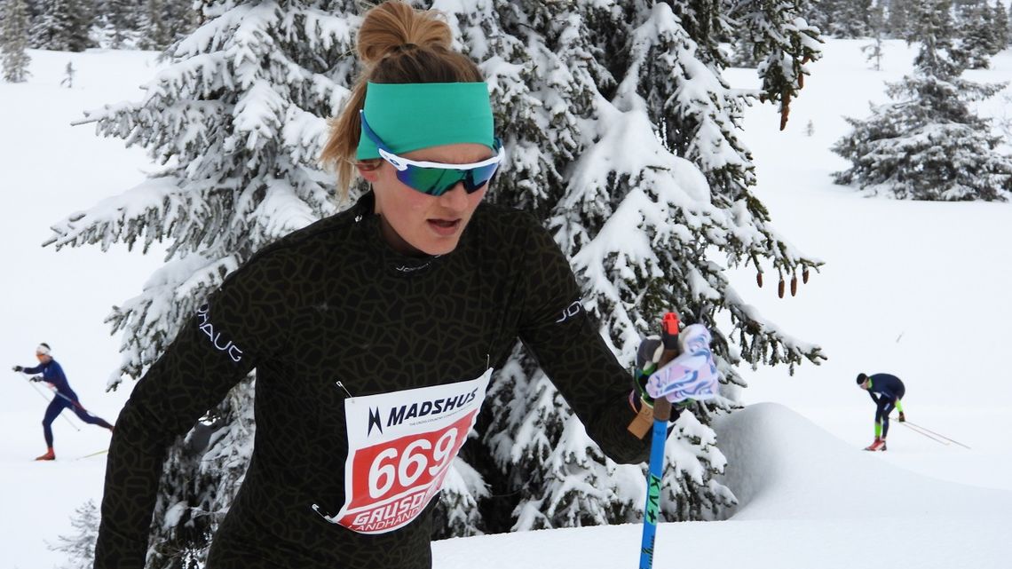 Martine Ek Hagen på veg opp til Pellestova på den første runden i Hafjell Ski Marathon lørdag. (Foto: Stein Arne Negård) 